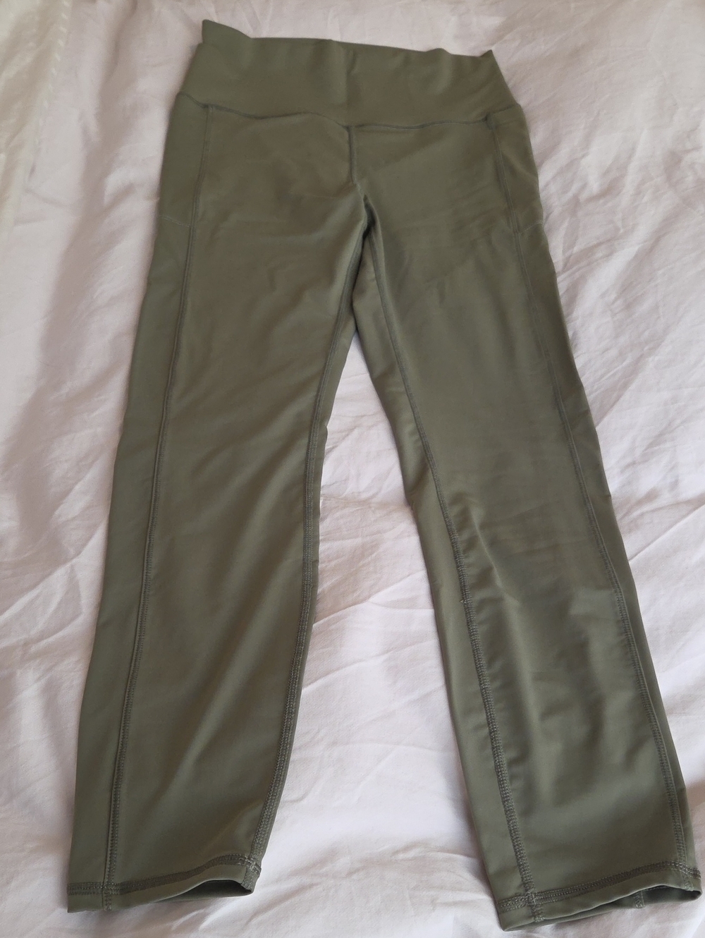 Vuori - The Rose, The Shine Leggings In OLIVE. Womens Medium